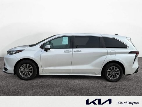 Used 2025 Toyota Sienna XLE image 2
