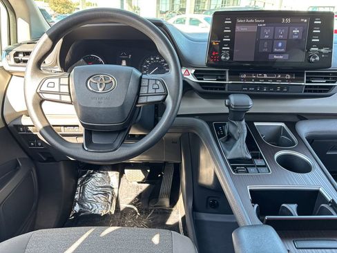 Used 2023 Toyota Sienna LE image 19