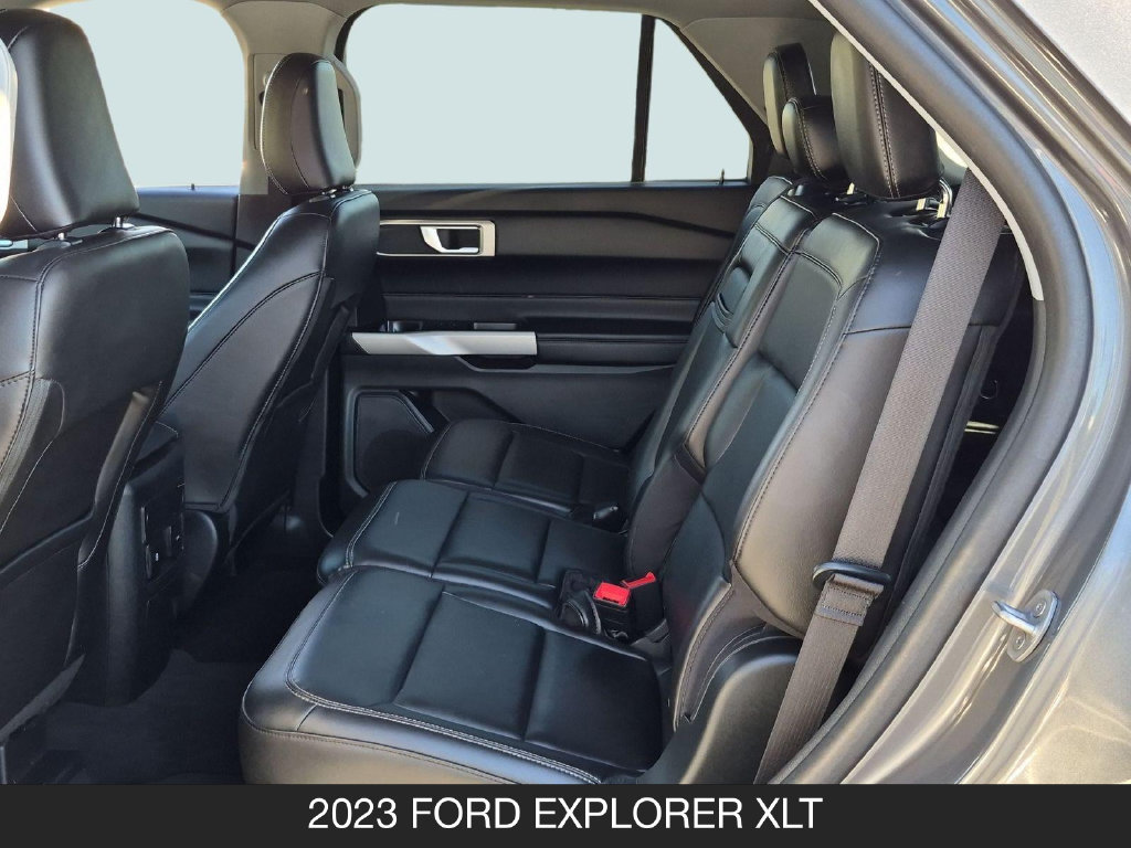 Used 2023 Ford Explorer XLT w/ Equipment Group 202A RWD image 16