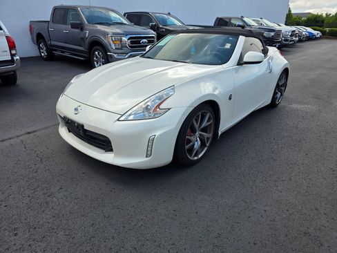 Used 2014 Nissan 370Z Touring w/ Sport Package RWD image 2
