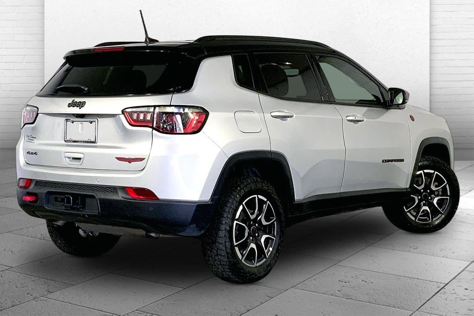 Used 2025 Jeep Compass Trailhawk w/ Trailer Tow Group AWD/4WD image 13