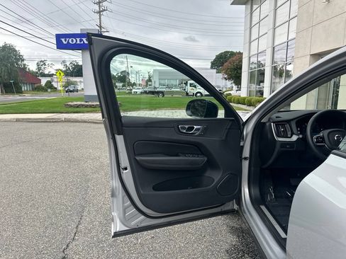 Used 2025 Volvo XC60 B5 Plus AWD/4WD image 11