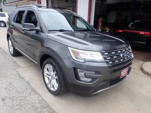 Used 2017 Ford Explorer XLT w/ Equipment Group 202A image 20
