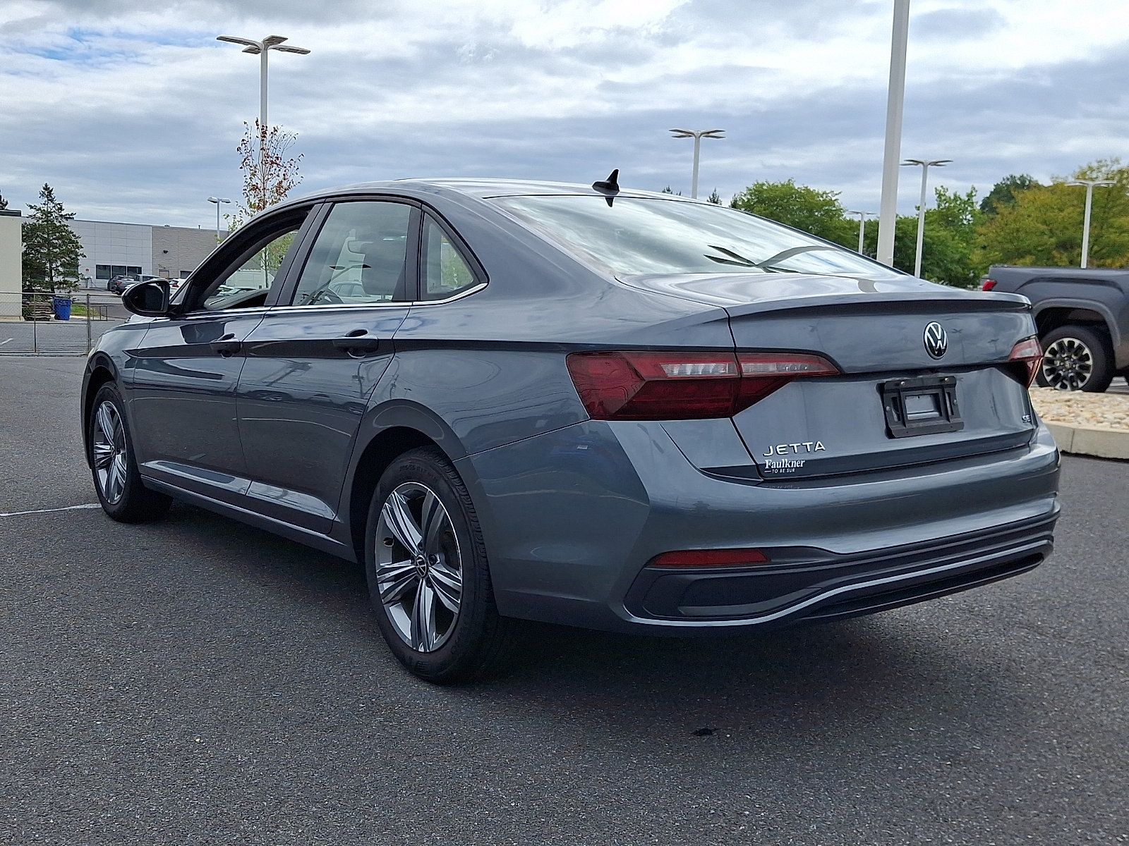 Used 2024 Volkswagen Jetta SE FWD image 4
