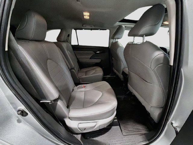 Used 2022 Toyota Highlander XLE AWD/4WD image 23