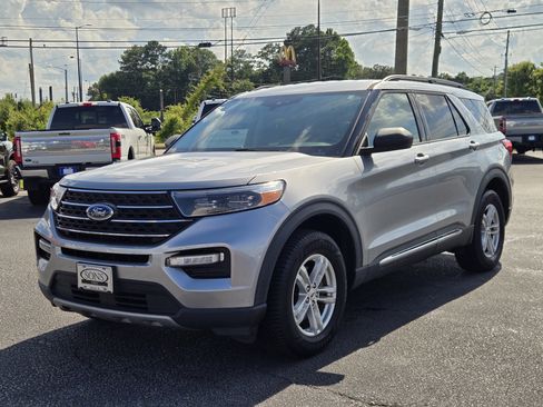 Certified 2023 Ford Explorer XLT w/ Equipment Group 202A AWD/4WD image 2