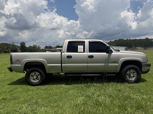 Used 2006 Chevrolet Silverado 2500 LT w/ Heavy-Duty Power Package AWD/4WD image 4