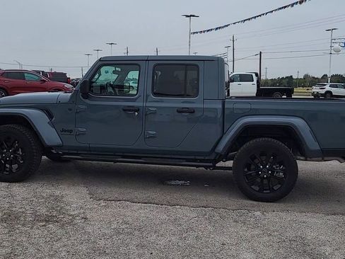 Used 2025 Jeep Gladiator Sport image 5