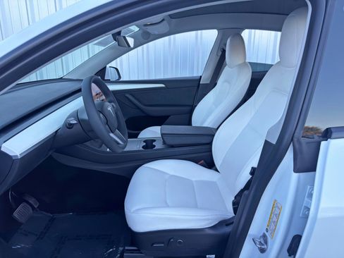 Used 2022 Tesla Model Y Long Range image 17