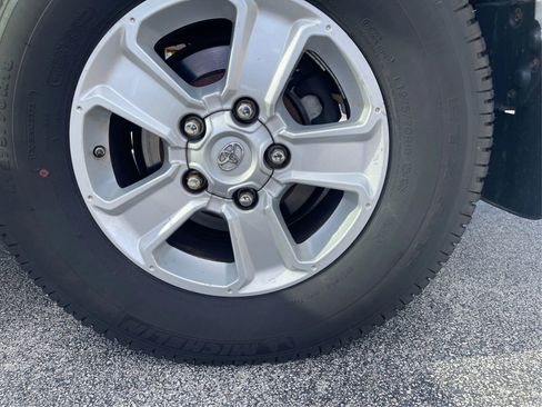 Used 2017 Toyota Tundra SR5 w/ SR5 Upgrade Package RWD image 19