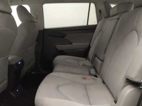 Used 2022 Toyota Highlander LE image 18