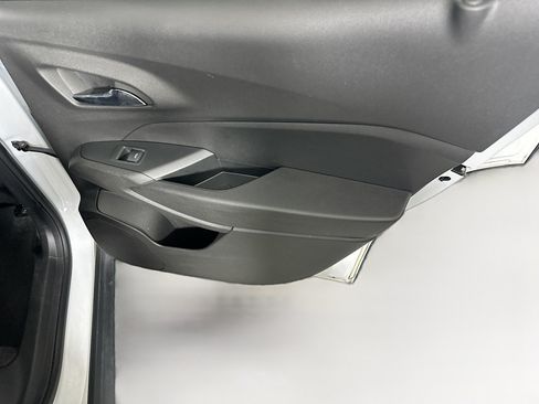 Used 2025 Chevrolet Trax LS FWD image 28