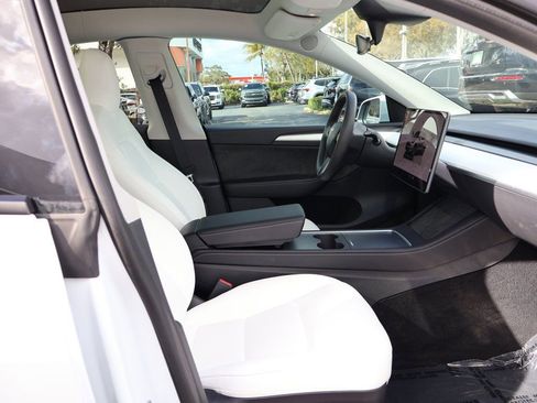 Used 2023 Tesla Model Y Long Range image 30