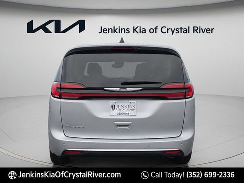 Used 2023 Chrysler Pacifica Touring-L FWD image 8