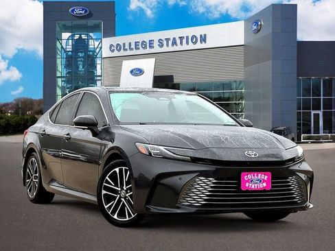 Used 2025 Toyota Camry XLE image 1
