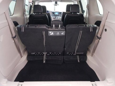 Used 2018 Chrysler Pacifica Touring-L image 28
