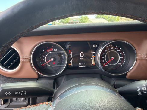 Used 2022 Jeep Wrangler Unlimited Rubicon w/ Cold Weather Group AWD/4WD image 15