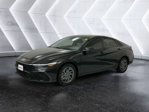 Used 2024 Hyundai Elantra SEL image 3