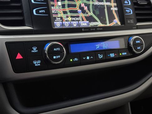Used 2019 Toyota Highlander XLE AWD/4WD image 37