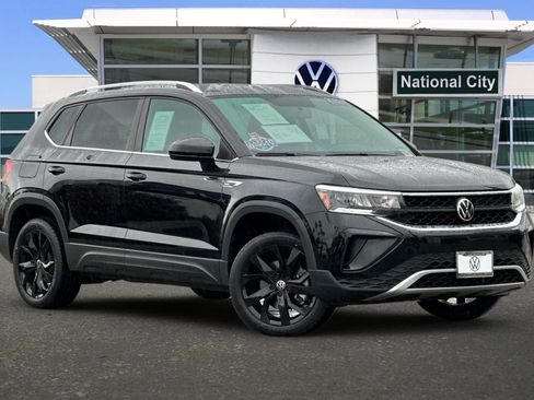 Certified 2022 Volkswagen Taos SE image 2