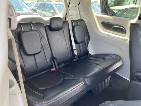 Used 2023 Chrysler Pacifica Touring-L FWD image 20