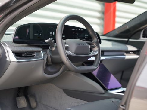 Used 2023 Lucid Air Pure image 3