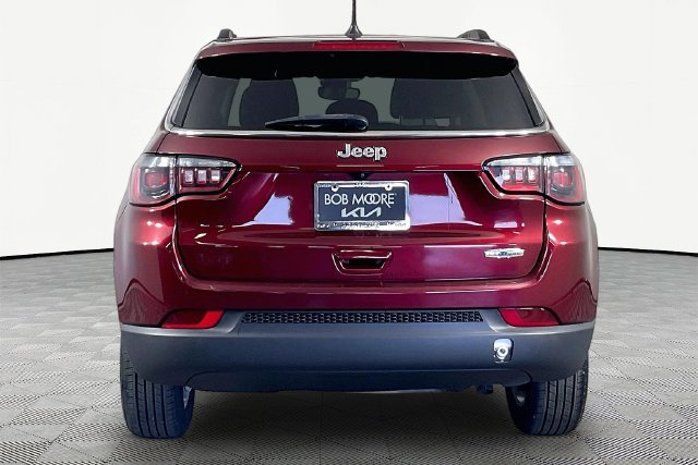 Used 2022 Jeep Compass Latitude w/ Mopar Graphics Package FWD image 5