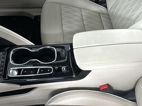 Used 2023 Buick Envision Avenir image 36