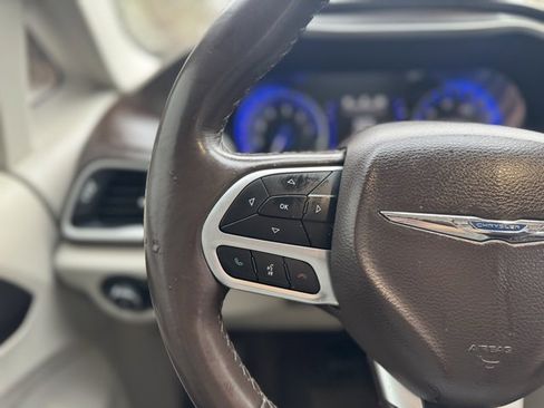 Used 2018 Chrysler Pacifica Touring-L image 24