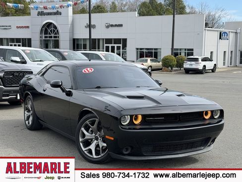 Used 2015 Dodge Challenger SXT image 1
