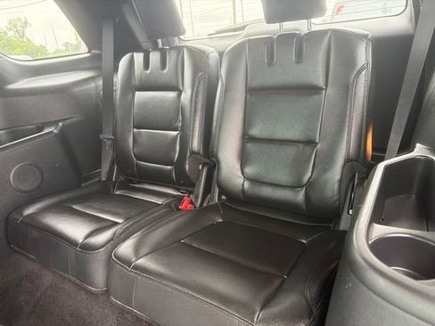 Used 2017 Ford Explorer XLT w/ Equipment Group 202A AWD/4WD image 10