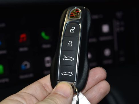 Used 2023 Porsche Taycan image 17