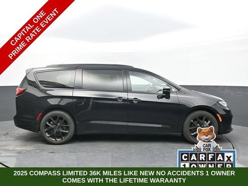 Used 2025 Chrysler Pacifica Limited FWD image 8