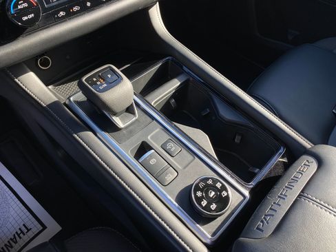 Used 2025 Nissan Pathfinder SL image 16