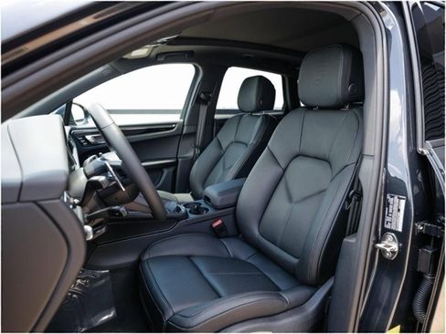 Certified 2025 Porsche Macan image 5