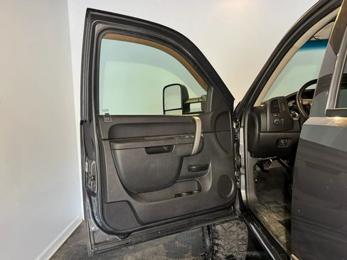 Used 2011 Chevrolet Silverado 2500 LT w/ Interior Plus Package AWD/4WD image 7