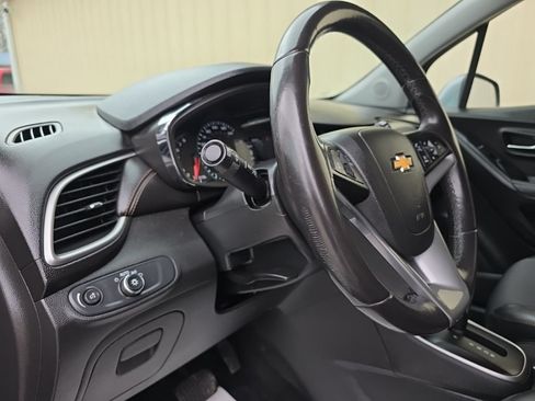 Used 2019 Chevrolet Trax LT w/ LT Convenience Package AWD/4WD image 17