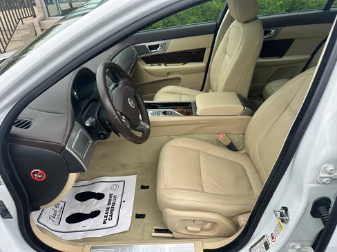 Used 2011 Jaguar XF RWD image 8