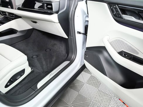 New 2026 Porsche Macan Electric RWD image 25