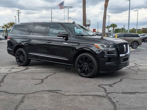 Used 2023 Lincoln Navigator L Reserve AWD/4WD image 2