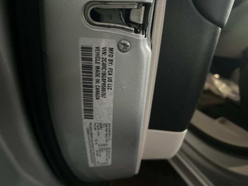 Used 2023 Chrysler Pacifica Touring-L image 32