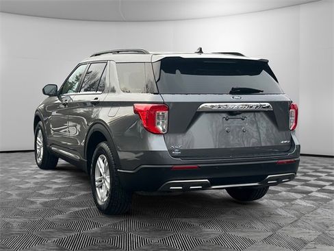 Used 2022 Ford Explorer XLT w/ Equipment Group 202A image 3