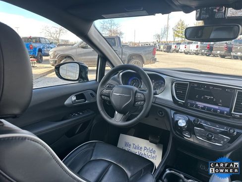 Used 2025 Chrysler Pacifica Limited image 52
