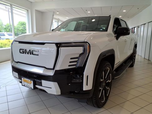Used 2025 GMC Sierra EV Denali AWD/4WD image 3