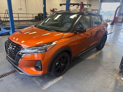 Used 2023 Nissan Kicks SR w/ SR Premium Package FWD image 2