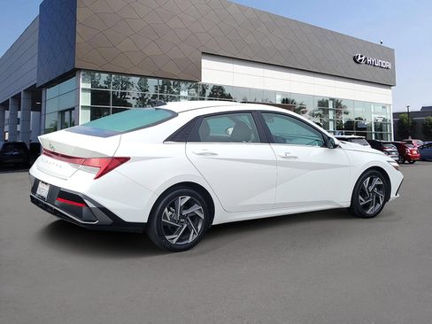 Certified 2025 Hyundai Elantra SEL FWD image 2