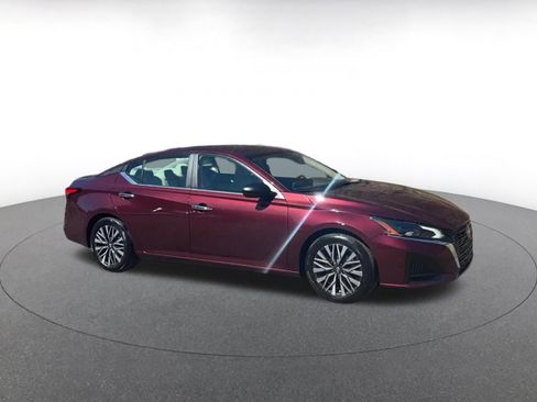 Used 2025 Nissan Altima 2.5 SV image 2