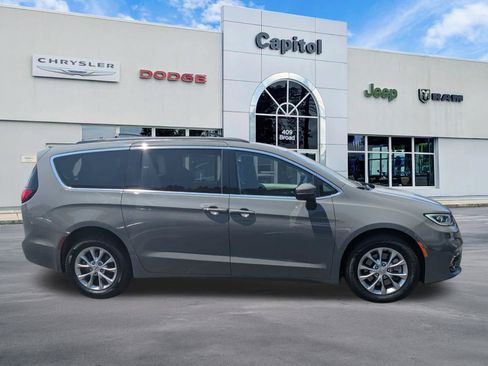 Used 2023 Chrysler Pacifica Touring-L AWD/4WD image 2