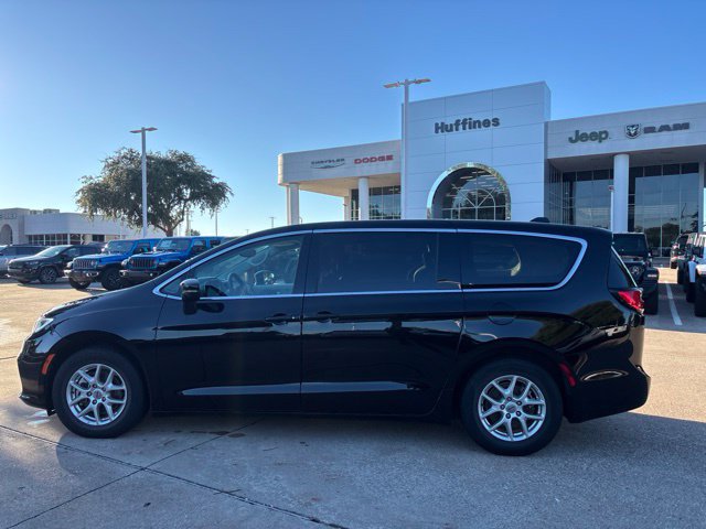 Used 2024 Chrysler Pacifica Touring-L FWD image 8