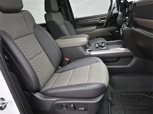 Used 2024 Chevrolet Silverado 2500 ZR2 w/ Technology Package image 11